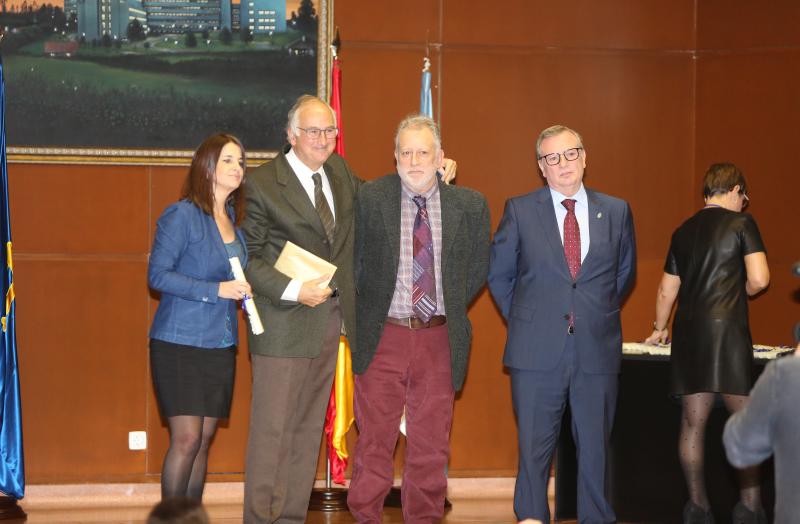 El consejero de Sanidad, Francisco del Busto, ha presidido el homenaje dedicado a los profesionales del área sanitaria III que se jubilan este año. 