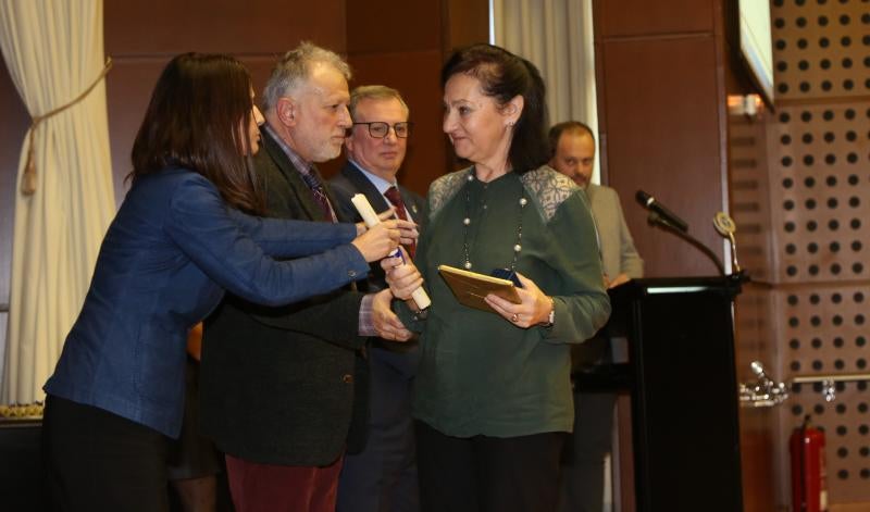 El consejero de Sanidad, Francisco del Busto, ha presidido el homenaje dedicado a los profesionales del área sanitaria III que se jubilan este año. 