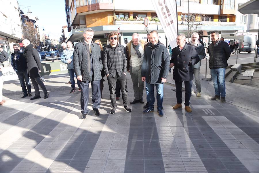 Fernando Alonso inaugura un paso de cebra en Pola de Siero