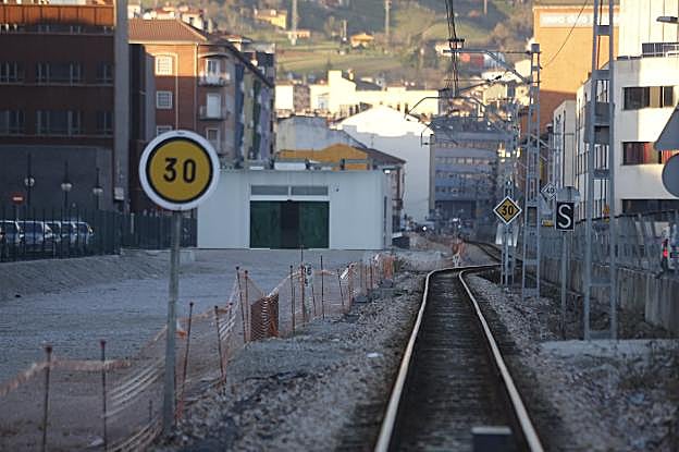 La futura estación de tren de La Felguera, frente al polígono de Valnalón. 
