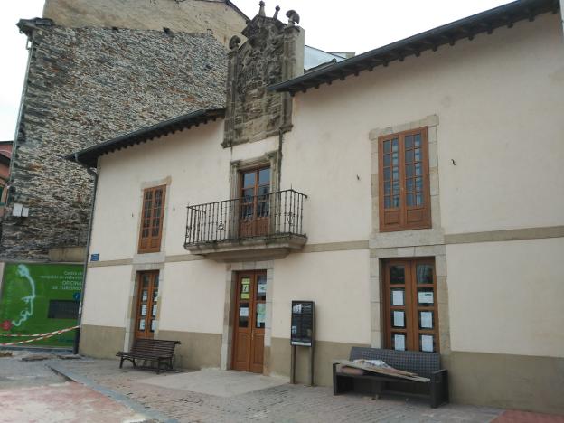La oficina de Turismo está ubicada en el Palacio de Gamoneda. :: D. S. F.