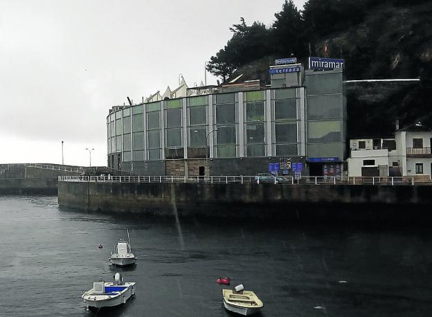 Almacenes de pescadores situados en el puerto de Luarca.