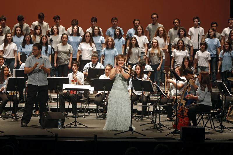 Cuenta con el patrocinio de EL COMERCIO. Beatriz Rico, Víctor Manuel y el Joven Coro de la Fundación Princesa de Asturias también participaron. 