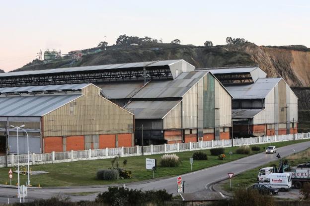 La factoría avilesina de Alcoa es la que más depende en Asturias de la subasta eléctrica. 