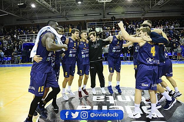 Los jugadores del Unión Financiera celebran el triunfo en el centro de la pista, aplaudidos por su afición. 