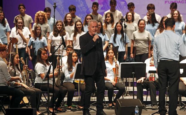 La Orquesta de Instrumentos Reciclados de Cateura, con Víctor Manuel, sobre el escenario del Jovellanos.