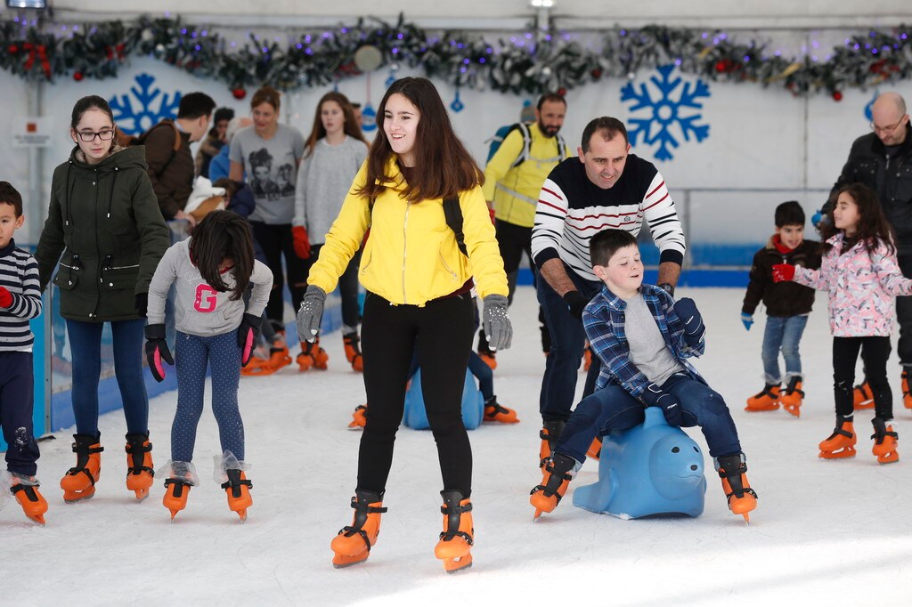 Gijón disfruta de la pista de hielo y Mercaplana