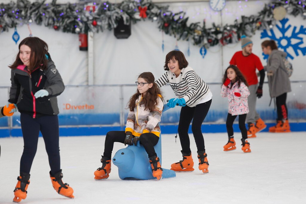 Gijón disfruta de la pista de hielo y Mercaplana