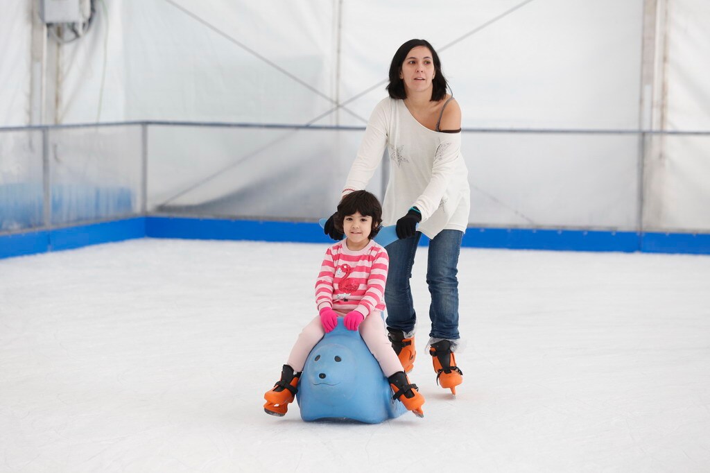 Gijón disfruta de la pista de hielo y Mercaplana