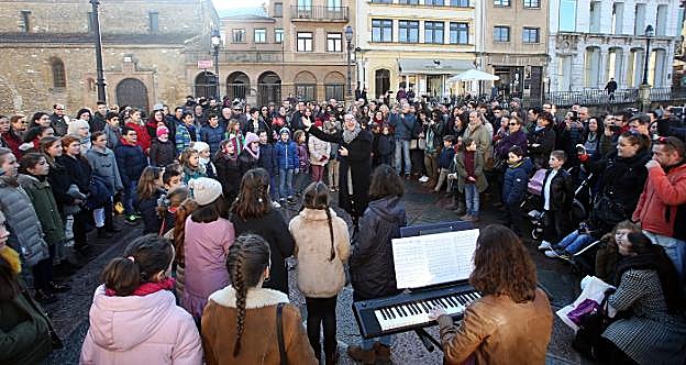 Natalia Ruisánchez dirigiendo al coro infantil de la Fundación Princesa en la plaza de la Catedral. 