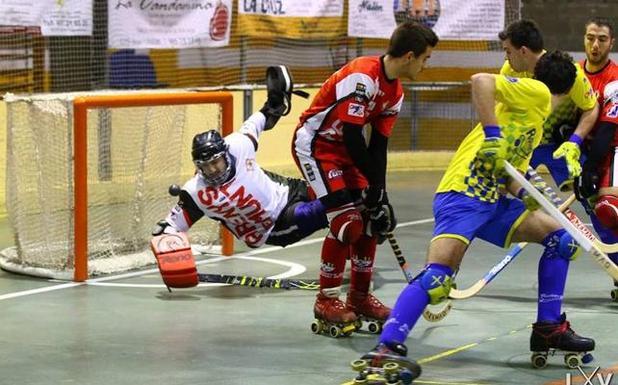 Nico Carmona y Curro Fernández-Ávila en una acción del partido de ayer en Grado 