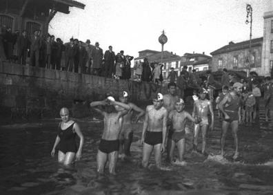 Imagen secundaria 1 - Arriba, festival navideño en 1955; en la siguiente imagen, Copa de Navidad de natación el 24 de diciembre de 1932 y, por último, el Ayuntamiento de Gijón en 1955.