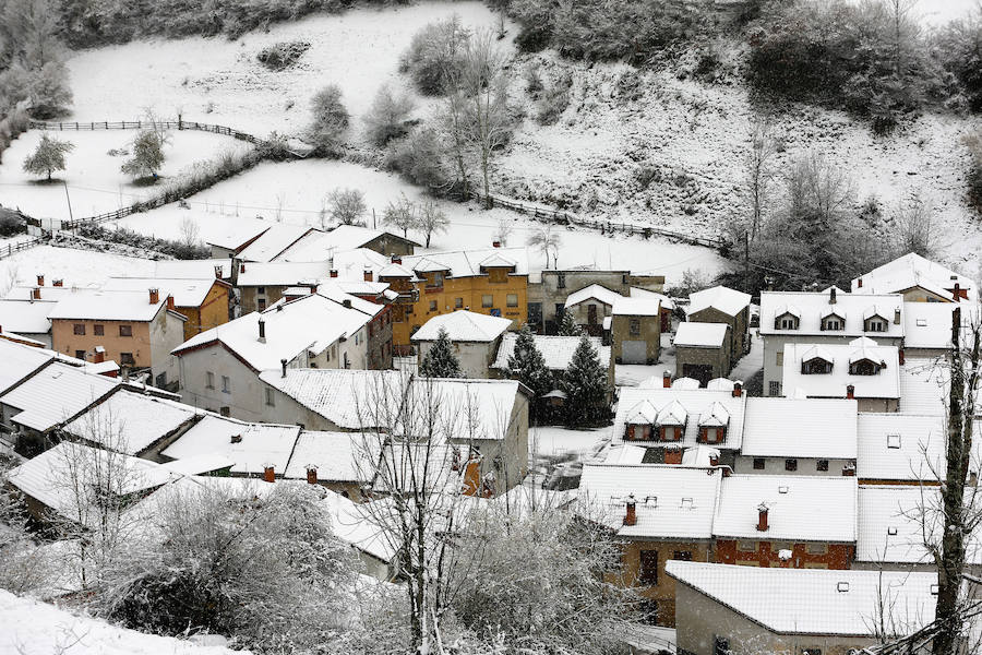 El buen tiempo ha sido el protagonista en los primeros pasos de la temporada invernal. El otoño trajo las nieves, que esperan quedarse y cumplir temporada. Asturias es una estampa en cualquier estación. 