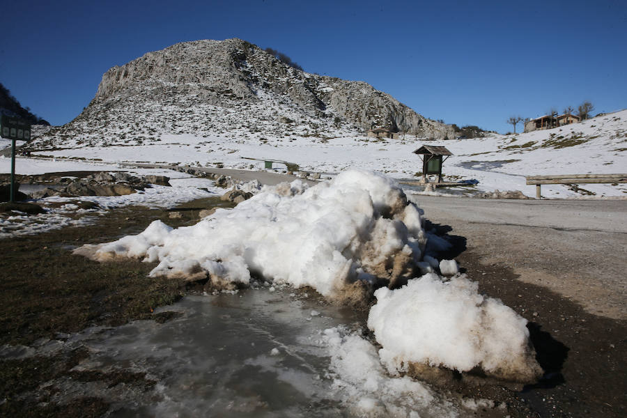 El buen tiempo ha sido el protagonista en los primeros pasos de la temporada invernal. El otoño trajo las nieves, que esperan quedarse y cumplir temporada. Asturias es una estampa en cualquier estación. 