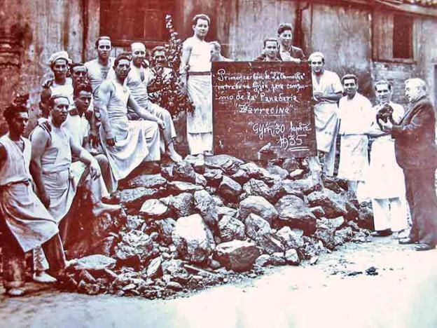 La primera tonelada de carbón extraída de La Camocha, en 1935. :: E. C.