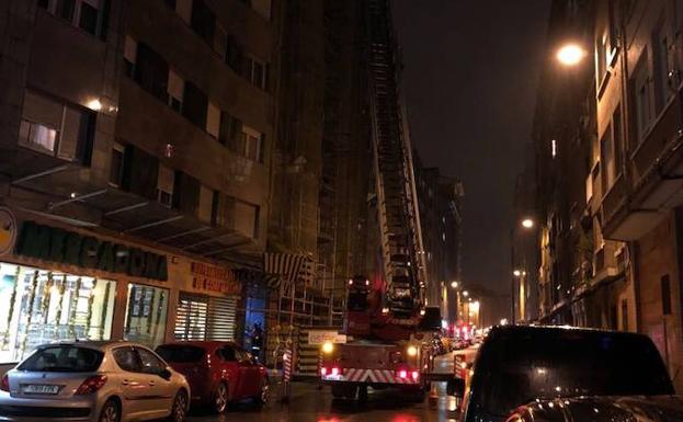 Gijón. Los bomberos retienen lonas del andamio en la carretera Vizcaína.