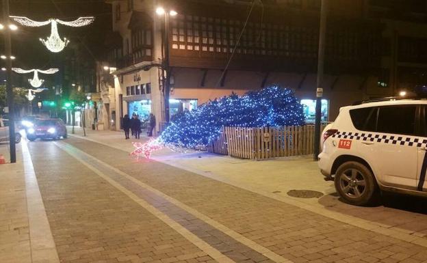 El árbol de Navidad, tendido en el suelo. 