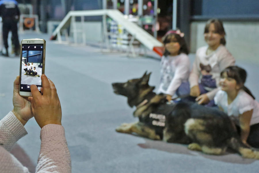 Diversión infantil y exhibición canina de la Policía Local en Mercaplana