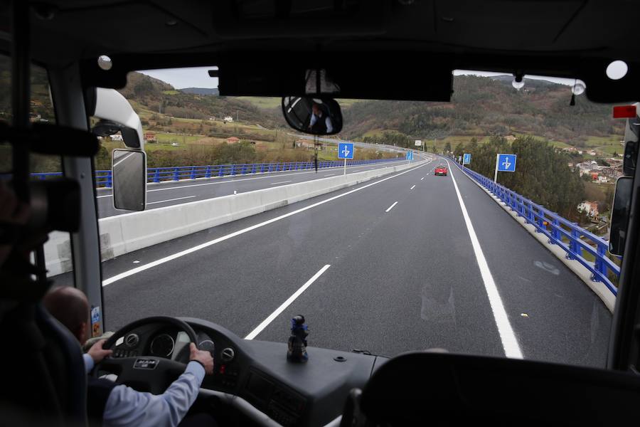 El ministro de Fomento inaugura el tramo Doriga-Cornellana