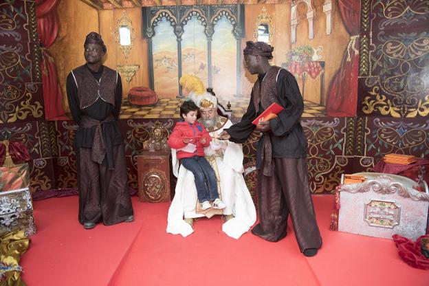 El príncipe Aliatar atiende a los más pequeños en el Pavo Real . 
