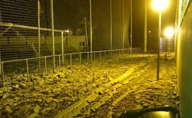 Cae parte del tejado de la cafetería del complejo deportivo de La Toba