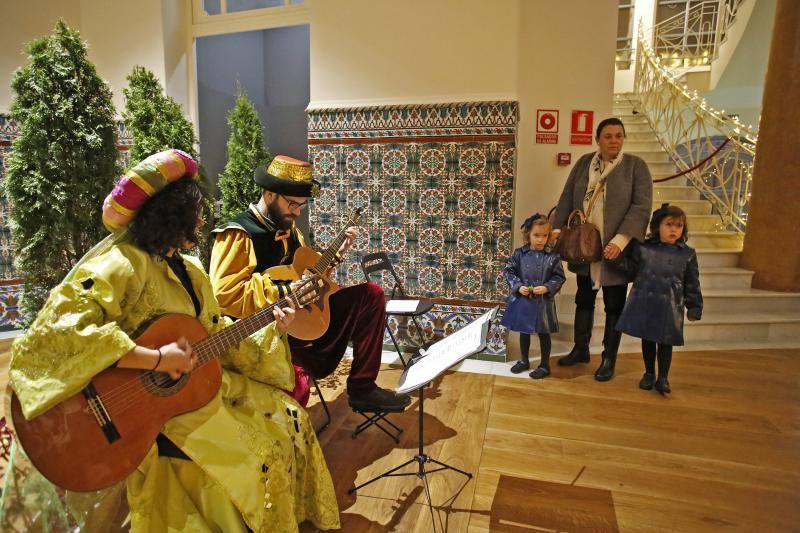 Los niños gijoneses entregan sus cartas a Ben-Alí