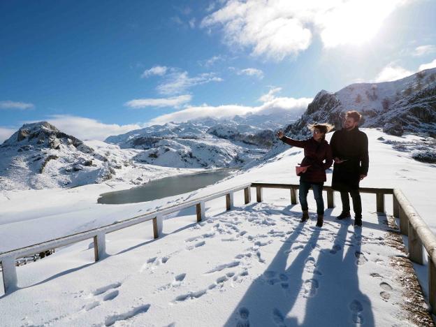 Una pareja se hace una foto en el entorno de los Lagos de Covadonga, en el Parque Nacional de los Picos de Europa. 