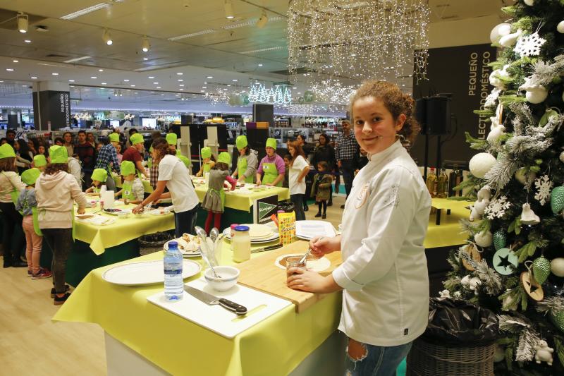 La luanquina Covadonga García, que participó en la tercera edición del 'talent' culinario de La 1, impartió este jueves un showcooking en Gijón