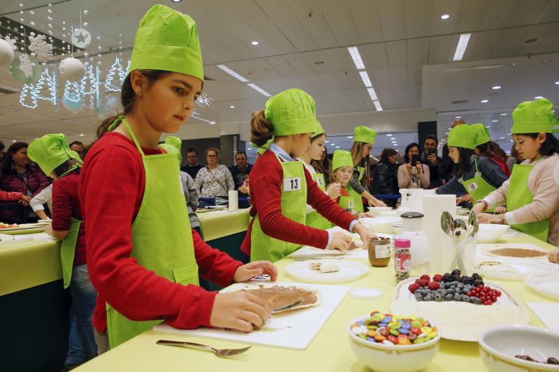 La luanquina Covadonga García, que participó en la tercera edición del 'talent' culinario de La 1, impartió este jueves un showcooking en Gijón