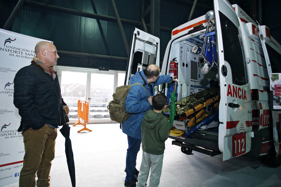 La Fundación del Transporte Sanitario de Asturias ha desarrrollado en Mercaplana talleres de iniciación a la Reanimación Cardiopulmonar. de la mano de técnicos de Emergencias Sanitarias los más pequeños han aprendido a salvar vidas.