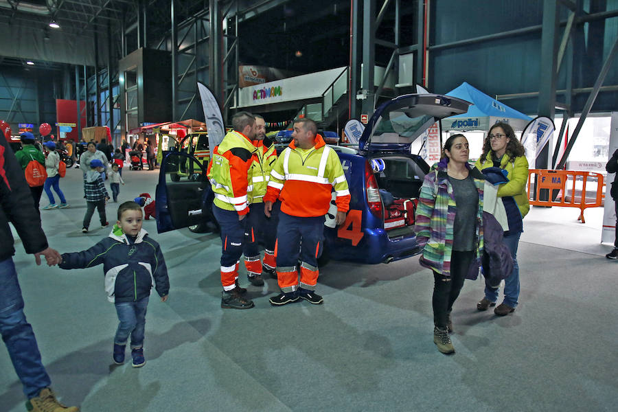 La Fundación del Transporte Sanitario de Asturias ha desarrrollado en Mercaplana talleres de iniciación a la Reanimación Cardiopulmonar. de la mano de técnicos de Emergencias Sanitarias los más pequeños han aprendido a salvar vidas.