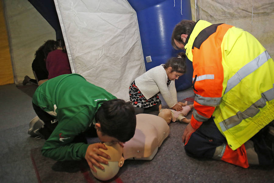 La Fundación del Transporte Sanitario de Asturias ha desarrrollado en Mercaplana talleres de iniciación a la Reanimación Cardiopulmonar. de la mano de técnicos de Emergencias Sanitarias los más pequeños han aprendido a salvar vidas.