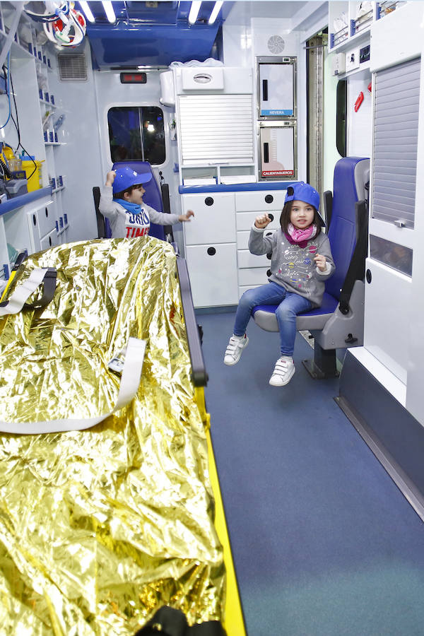 La Fundación del Transporte Sanitario de Asturias ha desarrrollado en Mercaplana talleres de iniciación a la Reanimación Cardiopulmonar. de la mano de técnicos de Emergencias Sanitarias los más pequeños han aprendido a salvar vidas.