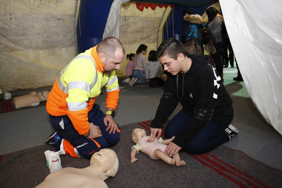 La Fundación del Transporte Sanitario de Asturias ha desarrrollado en Mercaplana talleres de iniciación a la Reanimación Cardiopulmonar. de la mano de técnicos de Emergencias Sanitarias los más pequeños han aprendido a salvar vidas.