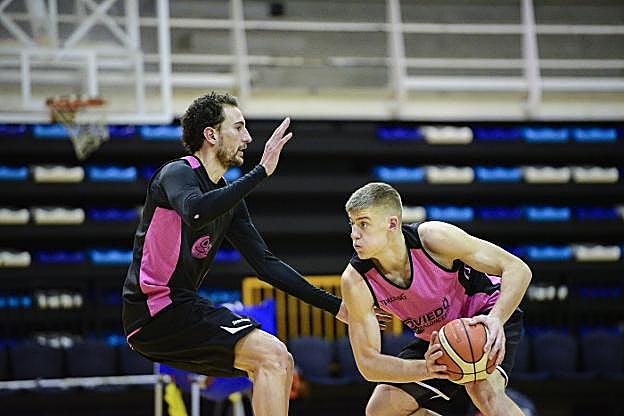 Víctor Pérez defiende a Davis Geks durante el entrenamiento de ayer en el Polideportivo de Pumarín. 