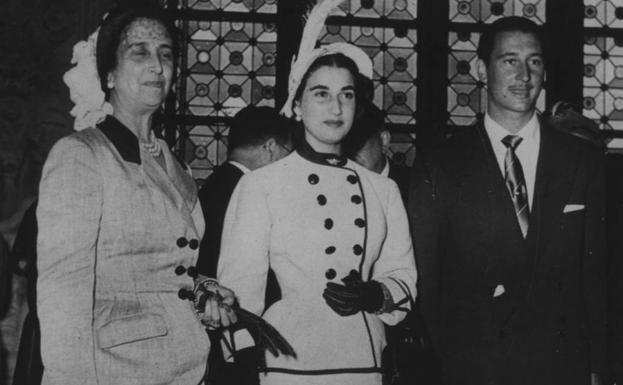 Imagen principal - Fotografías de los años de juventud de la única hija de Francisco Franco. Arriba, con su madre, Carmen Polo, y su marido, el Marqués de Villaverde. El día de su boda, el 10 de abril de 1950 y un primer plano de Carmen.