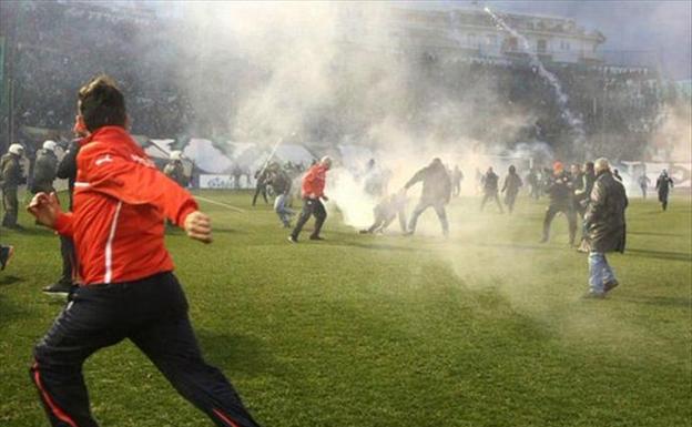 Episodio de violencia en el fútbol griego. 