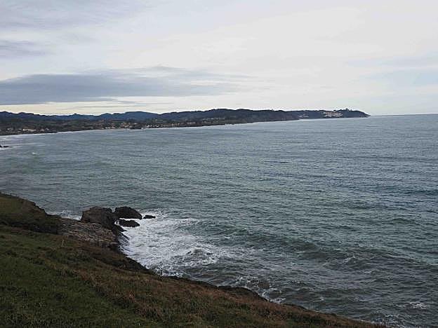 En primer término Punta Escalar, en Caravia, frente a la cual se prevé instalar la mejillonera; con Lastres, donde está la cofradía, al fondo. 