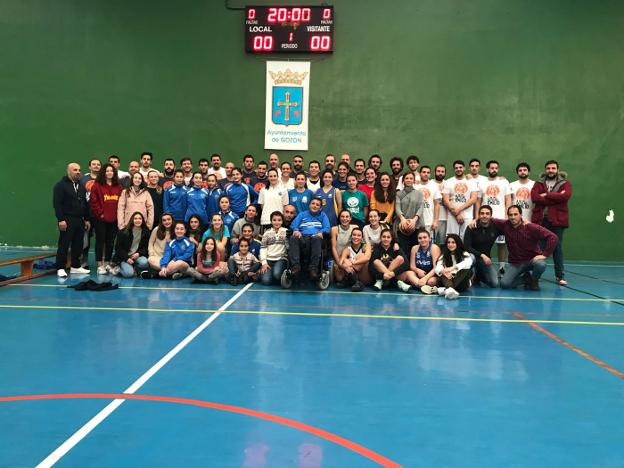 Foto de familia de Emilio García con los jugadores que disputaron los partidos previos al homenaje. 