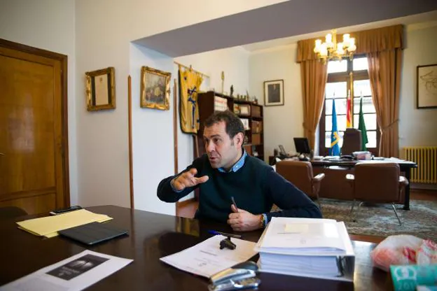 El alcalde de Cangas de Onís, José Manuel González Castro, explica la reducción de la deuda. 