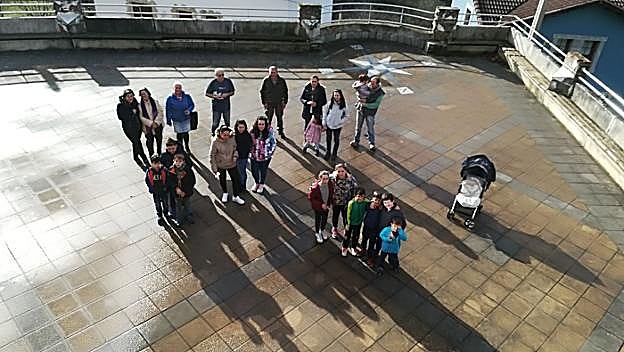 Público en la Nochevieja de Ponga. :: E. C.