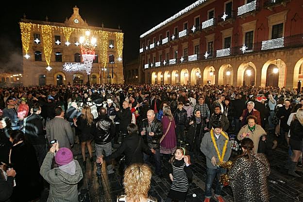Asistentes a una fiesta de Nochevieja, en la plaza Mayor. 