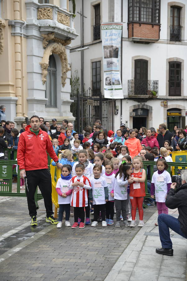 Grandes y pequeños participaronen la popular carrera. 