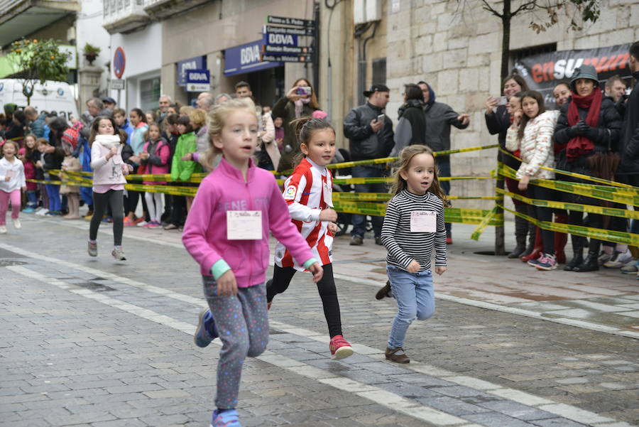 Grandes y pequeños participaronen la popular carrera. 