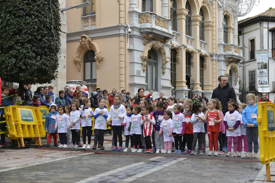 Grandes y pequeños participaronen la popular carrera. 