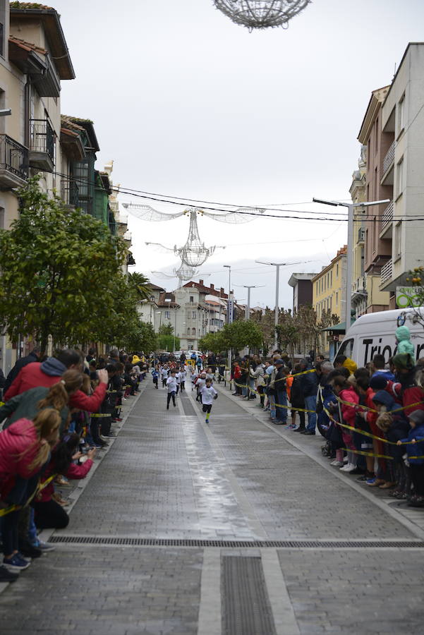 Grandes y pequeños participaronen la popular carrera. 