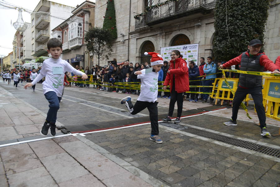 Grandes y pequeños participaronen la popular carrera. 