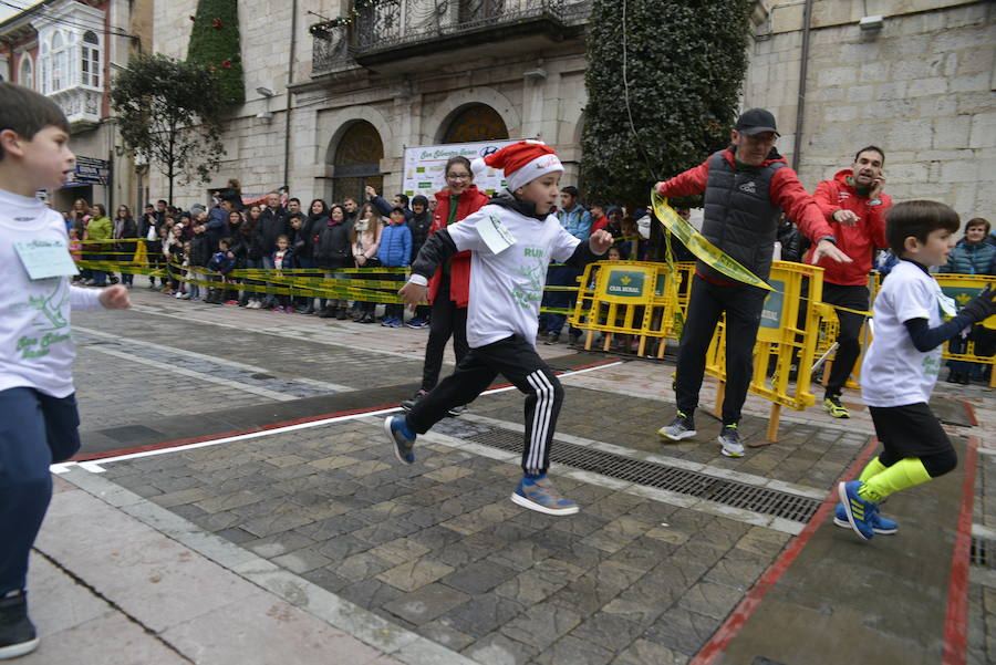 Grandes y pequeños participaronen la popular carrera. 