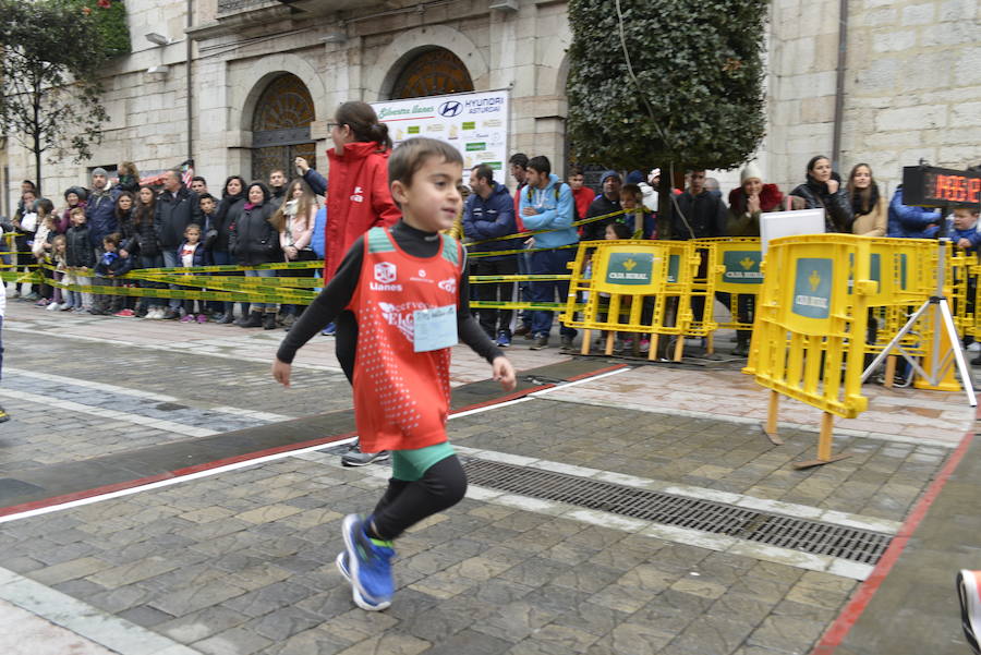 Grandes y pequeños participaronen la popular carrera. 