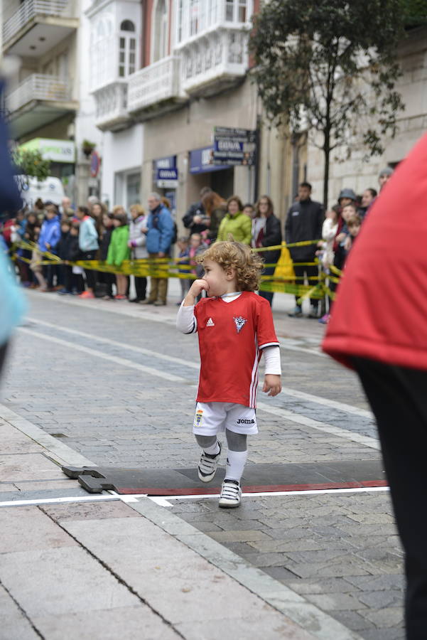 Grandes y pequeños participaronen la popular carrera. 